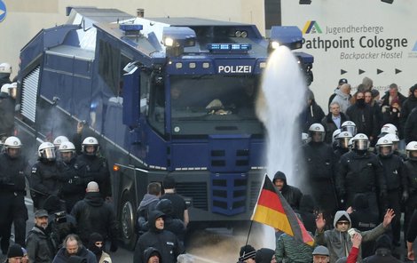 Bylo zveřejněno policejní hlášení ze Silvestra v Kolíně nad Rýnem. Informace o útocích uprchlíků na Němky jsou šokující...