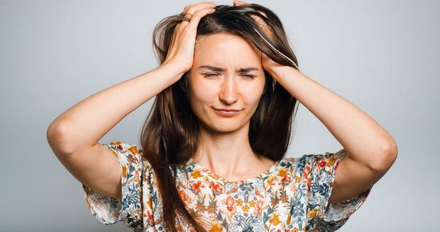 Migréně můžete předcházet i jídlem. Stejně tak ale to, co jíte, vám  ji může zásadně zhoršit.
