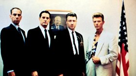 Herci z Twin Peaks. Zleva: Miguel Ferrer, Kyle MacLachlan, David Lynch a David Bowie.