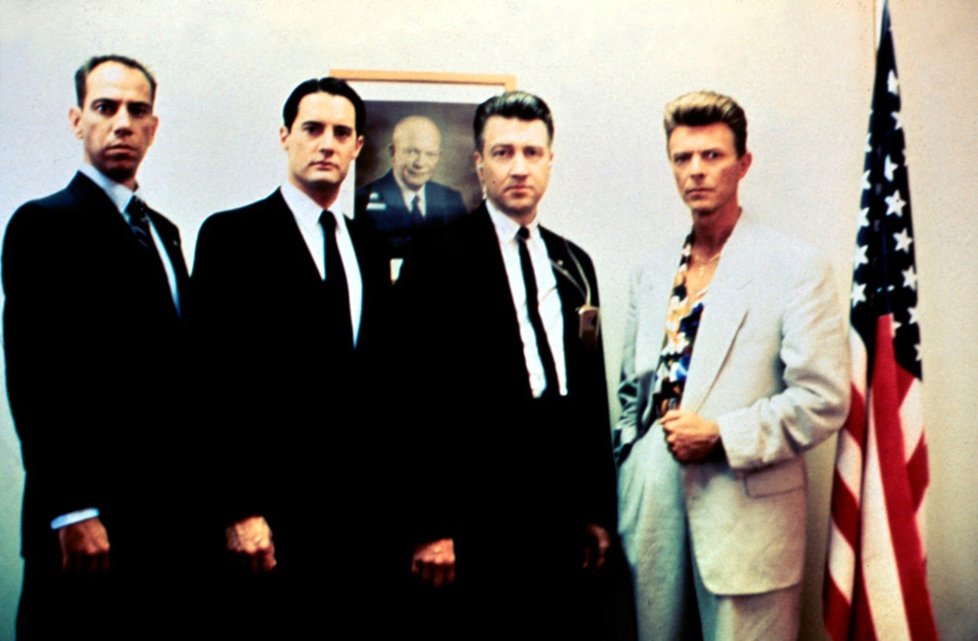 Herci z Twin Peaks. Zleva: Miguel Ferrer, Kyle MacLachlan, David Lynch a David Bowie.