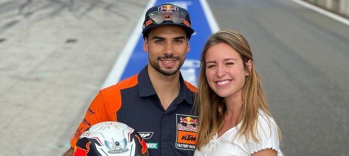 Portugalský motocyklový závodník Miguel Oliveira čeká dítě se svou ženou, která je zároveň jeho nevlastní sestrou.