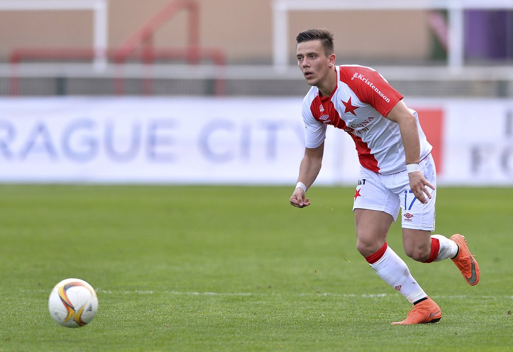 Záložník Slavie Jaroslav Mihalík v akci