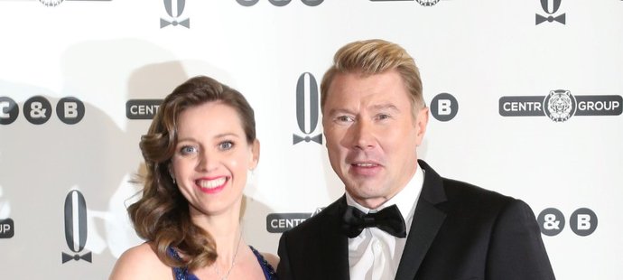 Mikka Häkkinen na archivním snímku s českou partnerkou.