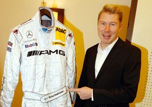 Mika Häkkinen nechá na Plesu v Opeře vydražit svou kombinézu.