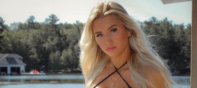 Sexy blondýna Mikayla bývala hokejovou brankářkou.