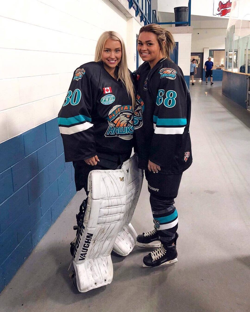 Sexy blondýna Mikayla bývala hokejovou brankářkou