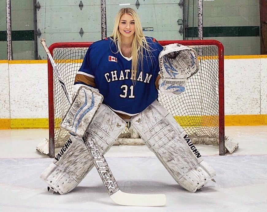 Sexy blondýna Mikayla bývala hokejovou brankářkou.