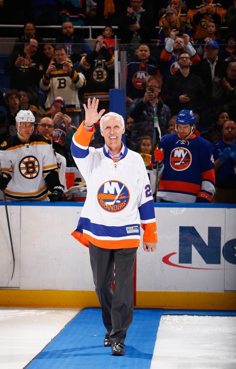 Legendární hokejista Mike Bossy mává fanouškům Islanders