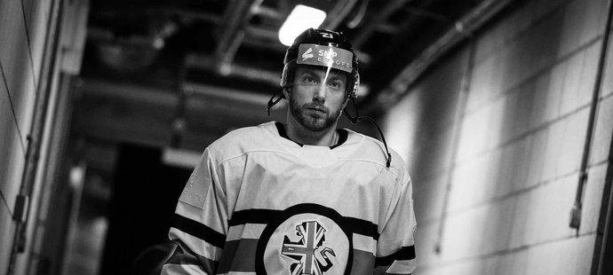 Třiatřicetiletý britský hokejista Mike Hammond zemřel při nešťastné dopravní nehodě. Vyzkoušel si také reprezentační dres na elitním MS 2019 a 2021.