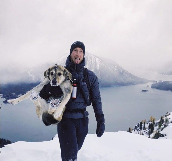 Kanaďan s přezdívkou Mountain Mike a jeho věrný pes BearBear zdolávají společně hory, fotí kanadskou přírodu a cestují po světě. Mike vše dokumentuje na instagramu