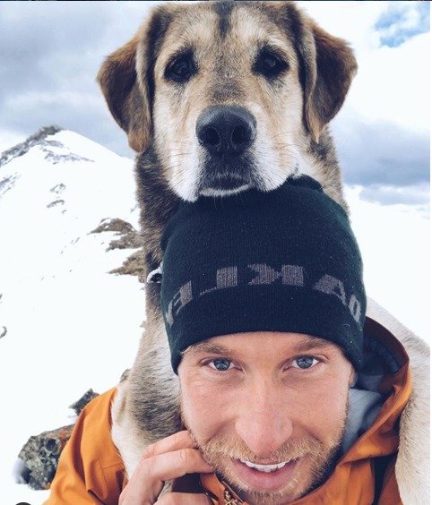 Kanaďan s přezdívkou Mountain Mike a jeho věrný pes BearBear zdolávají společně hory, fotí kanadskou přírodu a cestují po světě. Mike vše dokumentuje na instagramu