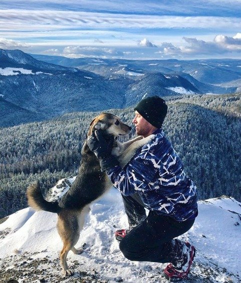 Kanaďan s přezdívkou Mountain Mike a jeho věrný pes BearBear zdolávají společně hory, fotí kanadskou přírodu a cestují po světě. Mike vše dokumentuje na instagramu