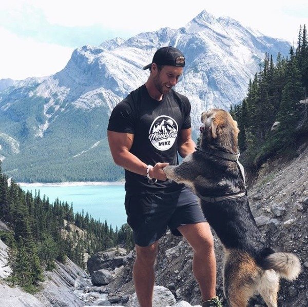 Kanaďan s přezdívkou Mountain Mike a jeho věrný pes BearBear zdolávají společně hory, fotí kanadskou přírodu a cestují po světě. Mike vše dokumentuje na instagramu