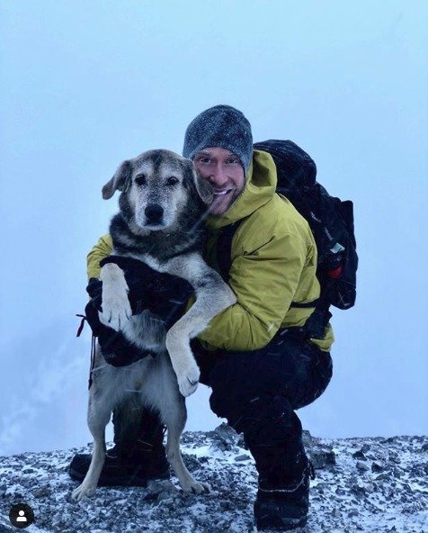 Kanaďan s přezdívkou Mountain Mike a jeho věrný pes BearBear zdolávají společně hory, fotí kanadskou přírodu a cestují po světě. Mike vše dokumentuje na instagramu