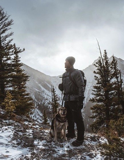 Kanaďan s přezdívkou Mountain Mike a jeho věrný pes BearBear zdolávají společně hory, fotí kanadskou přírodu a cestují po světě. Mike vše dokumentuje na instagramu