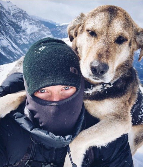 Kanaďan s přezdívkou Mountain Mike a jeho věrný pes BearBear zdolávají společně hory, fotí kanadskou přírodu a cestují po světě. Mike vše dokumentuje na instagramu