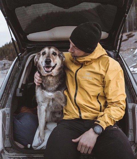 Kanaďan s přezdívkou Mountain Mike a jeho věrný pes BearBear zdolávají společně hory, fotí kanadskou přírodu a cestují po světě. Mike vše dokumentuje na instagramu