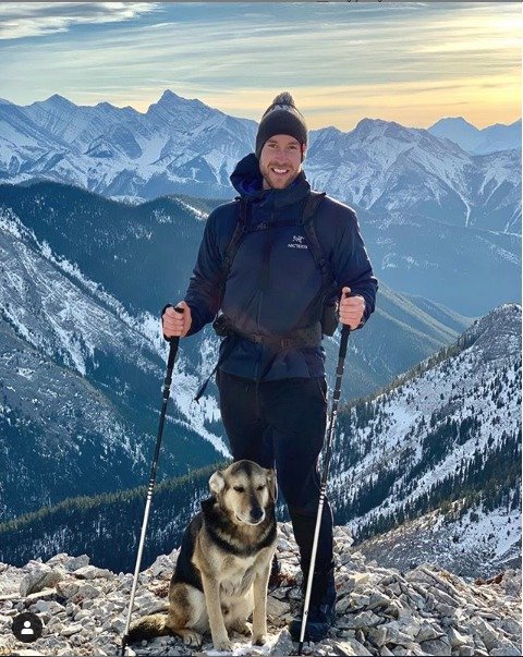 Kanaďan s přezdívkou Mountain Mike a jeho věrný pes BearBear zdolávají společně hory, fotí kanadskou přírodu a cestují po světě. Mike vše dokumentuje na instagramu