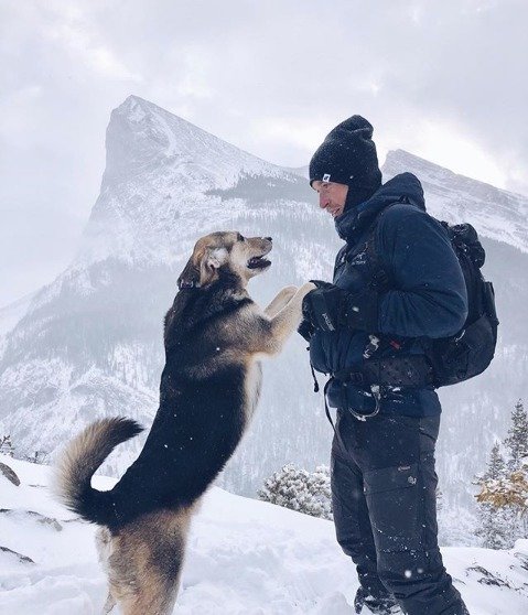 Kanaďan s přezdívkou Mountain Mike a jeho věrný pes BearBear zdolávají společně hory, fotí kanadskou přírodu a cestují po světě. Mike vše dokumentuje na instagramu