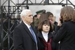 Mike Pence navštívil někdejší nacistický koncentrační tábor Dachau.