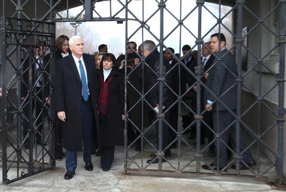 Mike Pence navštívil někdejší nacistický koncentrační tábor Dachau.