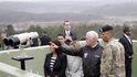 Americký viceprezident Mike Pence při návštěvě demilitarizované zóny na hranici mezi Jižní Koreou a Severní Koreou.