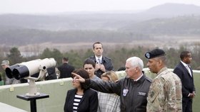 Americký viceprezident Mike Pence při návštěvě demilitarizované zóny na hranici mezi Jižní Koreou a Severní Koreou