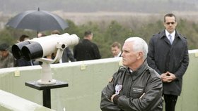 Americký viceprezident Mike Pence při návštěvě demilitarizované zóny na hranici mezi Jižní Koreou a Severní Koreou