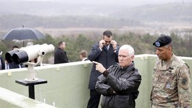 Americký viceprezident Mike Pence při návštěvě demilitarizované zóny na hranici mezi Jižní Koreou a Severní Koreou