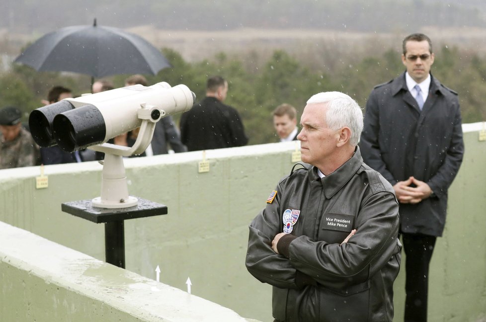 Americký viceprezident Mike Pence při návštěvě demilitarizované zóny na hranici mezi Jižní Koreou a Severní Koreou