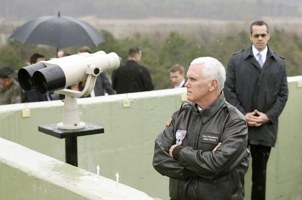 Americký viceprezident Mike Pence při návštěvě demilitarizované zóny na hranici mezi Jižní Koreou a Severní Koreou.