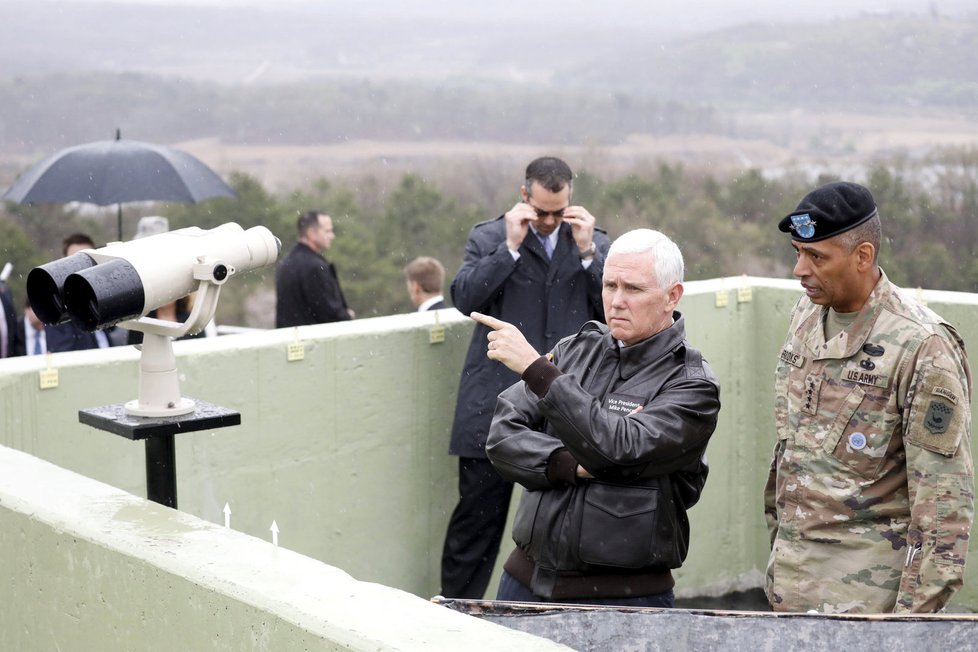 Americký viceprezident Mike Pence při návštěvě demilitarizované zóny na hranici mezi Jižní Koreou a Severní Koreou.