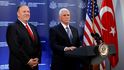 Americký viceprezident Mike Pence a ministr zahraničí Mike Pompeo na tiskové konferenci na americké ambasádě v Ankaře