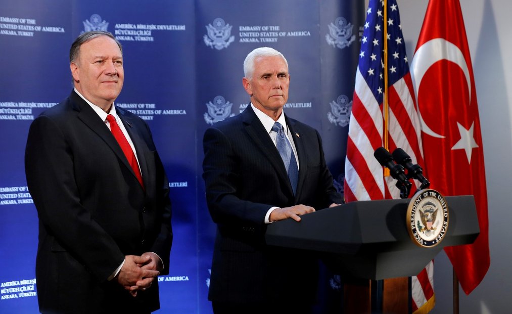 Americký viceprezident Mike Pence a ministr zahraničí Mike Pompeo na tiskové konferenci na americké ambasádě v Ankaře