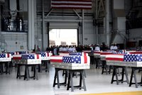 „Dnes se naši chlapci vrací domů.“ Američané převzali ostatky vojáků padlých v korejské válce