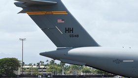 Ostatky každého vojáka vyneslo na Havaji z letadla do hangáru několik příslušníků americké armády. Někteří hosté si při pohledu na průvod utírali slzy