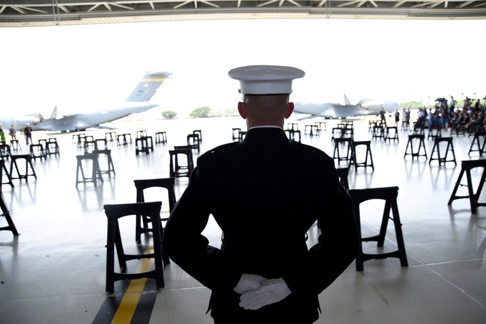 Ostatky každého vojáka vyneslo na Havaji z letadla do hangáru několik příslušníků americké armády. Někteří hosté si při pohledu na průvod utírali slzy