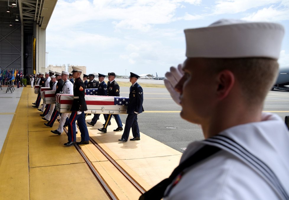 Ostatky více než padesáti padlých vojáků, které minulý týden od severokorejských úřadů převzali američtí vojenští činitelé, byly ve středu přepraveny na Havaj. Na místě je při pietní akci oficiálně převzal americký viceprezident Mike Pence