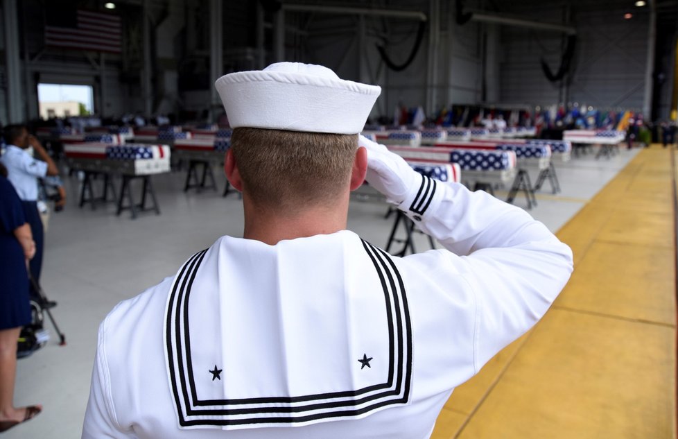 Ostatky více než padesáti padlých vojáků, které minulý týden od severokorejských úřadů převzali američtí vojenští činitelé, byly ve středu přepraveny na Havaj. Na místě je při pietní akci oficiálně převzal americký viceprezident Mike Pence.