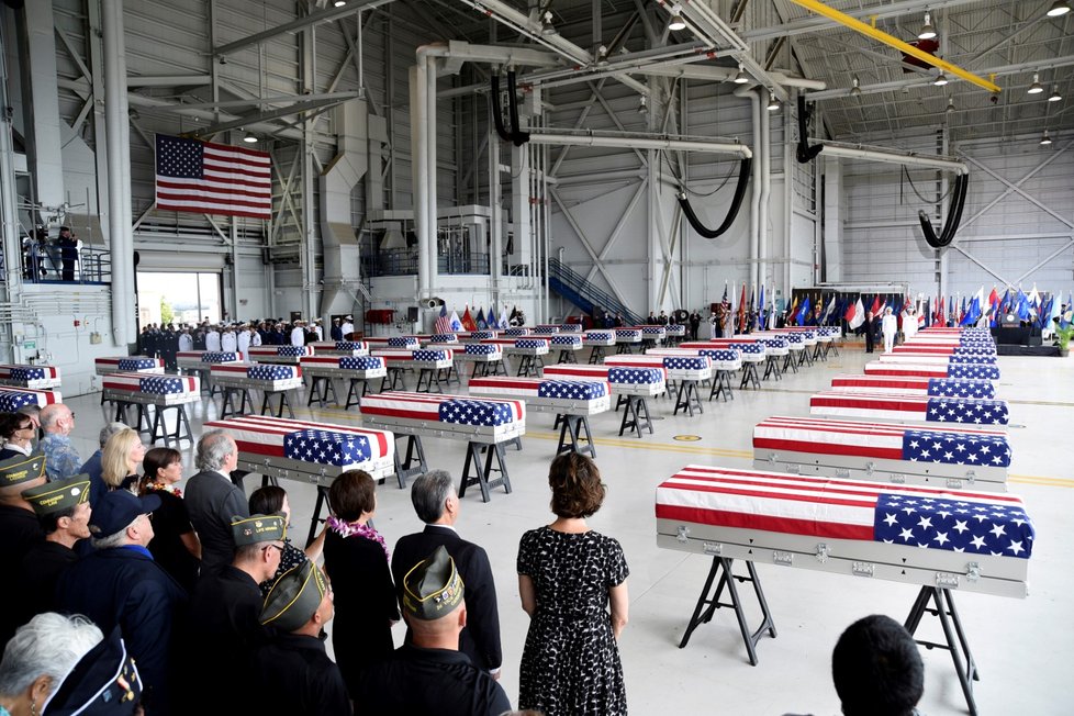 Ostatky více než padesáti padlých vojáků, které minulý týden od severokorejských úřadů převzali američtí vojenští činitelé, byly ve středu přepraveny na Havaj. Na místě je při pietní akci oficiálně převzal americký viceprezident Mike Pence.