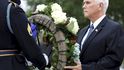 Piety za padlé při útoku na Pentagon z 11. září 2001 se zúčastnil americký viceprezident Mike Pence (11.9 2001)