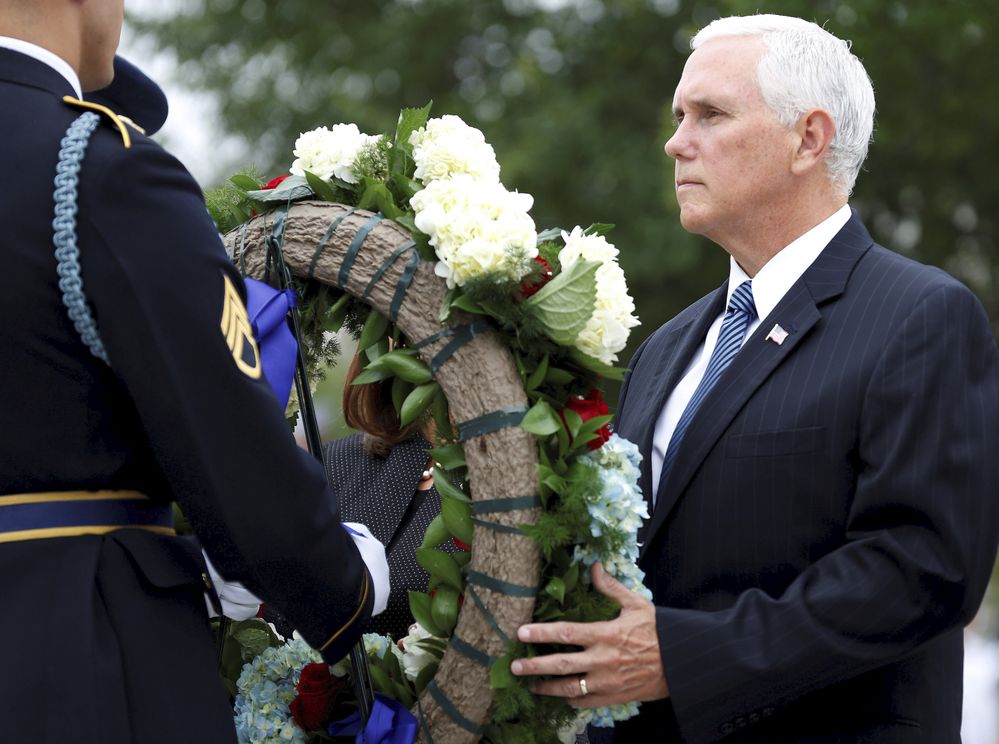 Piety za padlé při útoku na Pentagon z 11. září 2001 se zúčastnil americký viceprezident Mike Pence (11.9 2001)