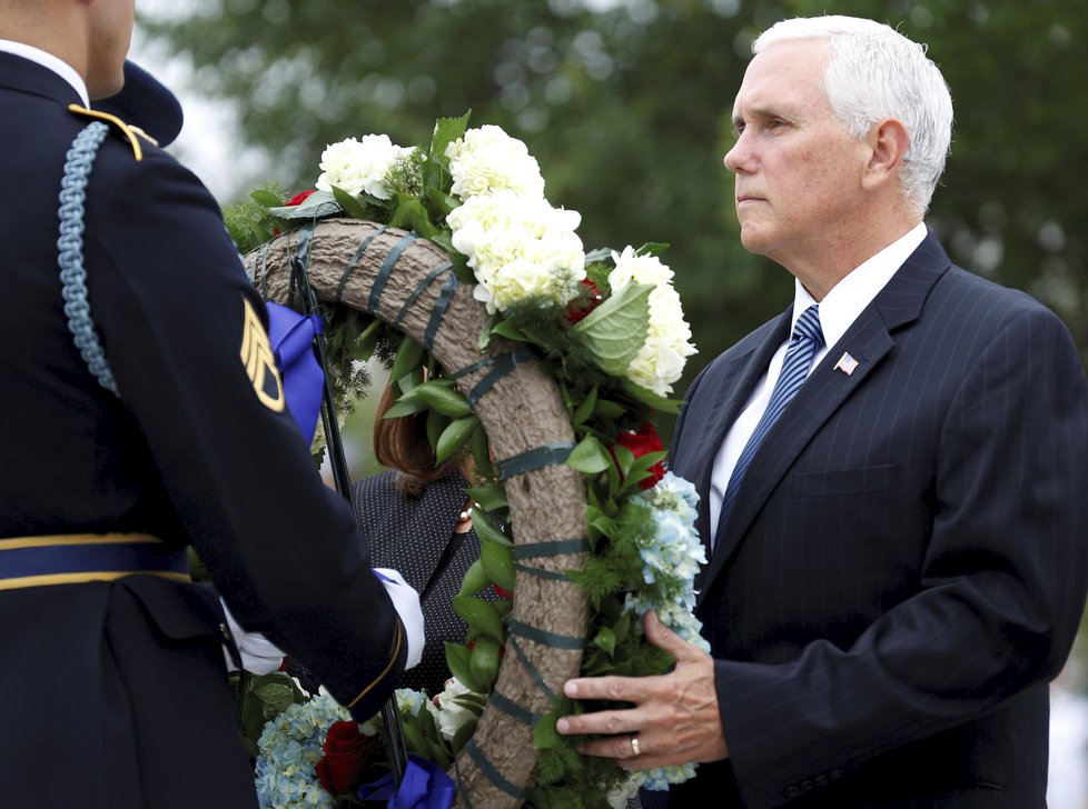 Piety za padlé při útoku na Pentagon z 11. září 2001 se zúčastnil americký viceprezident Mike Pence (11. 9. 2001).