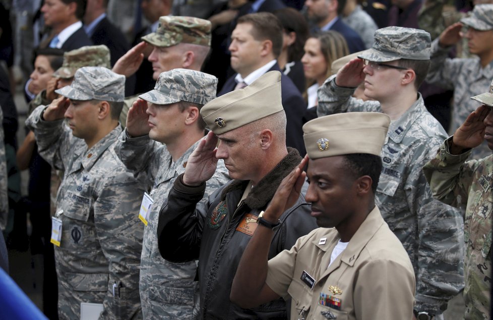 Piety za padlé při útoku na Pentagon z 11. září 2001 se zúčastnil americký viceprezident Mike Pence (11. 9. 2001).