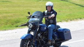 Mike Pence se předváděl v Iowě na srazu motorkářů (3. 6. 2023).