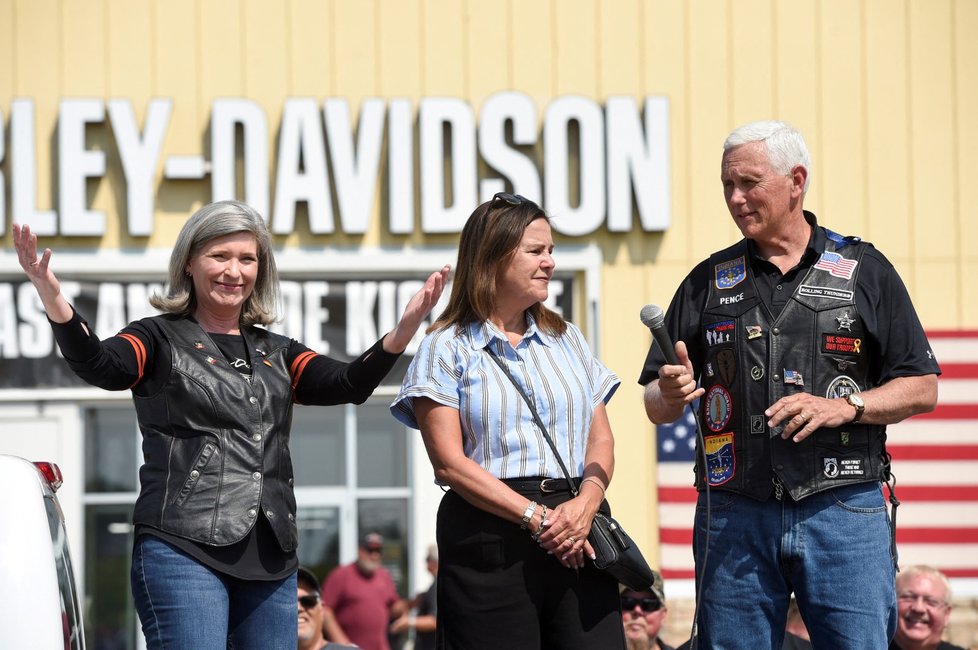 Motorkář Mike Pence s manželkou Karen a senátorkou Joni Ernstovou (3. 6. 2023).