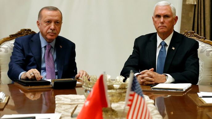 Americký viceprezident Mike Pence při jednáních s tureckým prezidentem Recepem Tayyipem Erdoganem