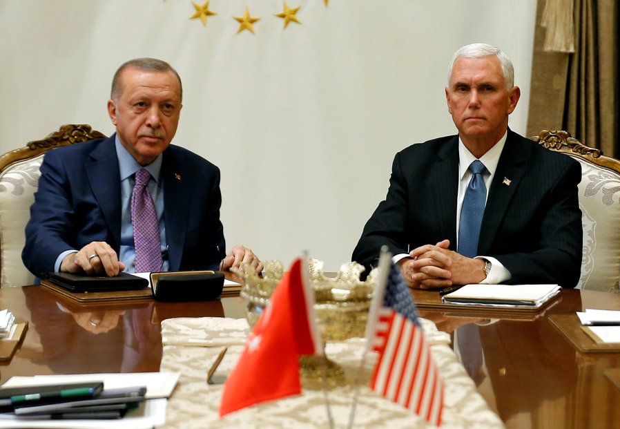 Americký viceprezident Mike Pence při jednáních s tureckým prezidentem Recepem Tayyipem Erdoganem