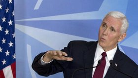 Mike Pence v bruselském sídle NATO