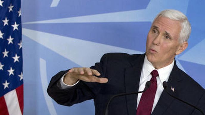 Mike Pence v bruselském sídle NATO